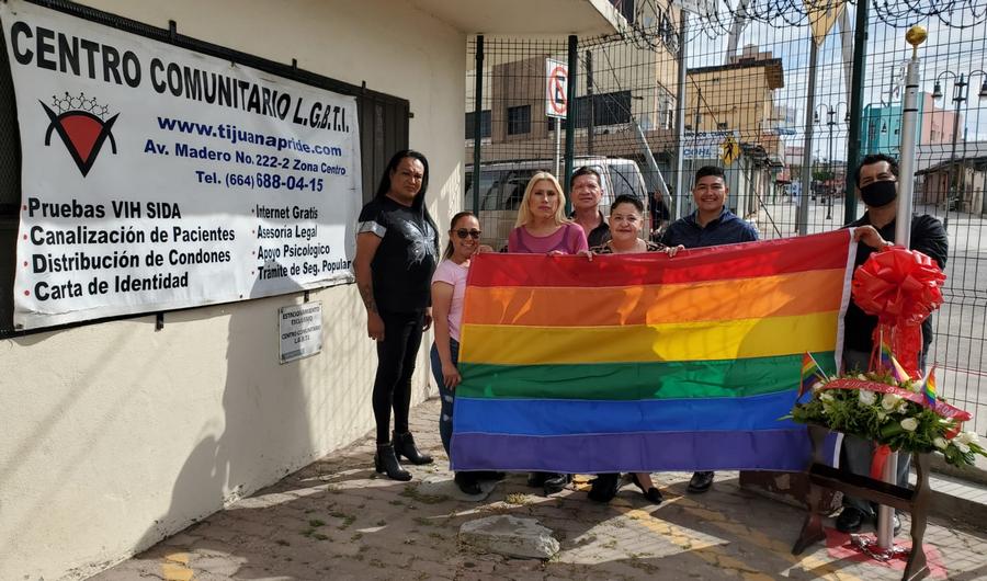 Ondea bandera gay en Tijuana con todo su Orgullo y colorido esplendor